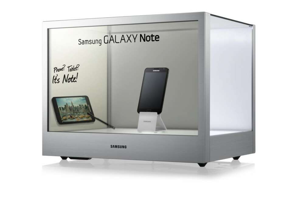 GJENNOMSIKTIG SKJERM: Samsung NL22B er ikke akkurat beregnet på forbrukere, men tøff er den likevel. Det er et monter med en gjennomsiktig skjerm i front. Slik kan demonstrasjonsvideoer og annen info enkelt vises samtidig som man kan se selve produktet bak skjermen. Prislappen er på intet mindre enn 25.400 kroner. GJENNOMSIKTIG SKJERM: Samsung NL22B er ikke akkurat beregnet på forbrukere, men tøff er den likevel. Det er et monter med en gjennomsiktig skjerm i front. Slik kan demonstrasjonsvideoer og annen info enkelt vises samtidig som man kan se selve produktet bak skjermen. Prislappen er på intet mindre enn 25.400 kroner.