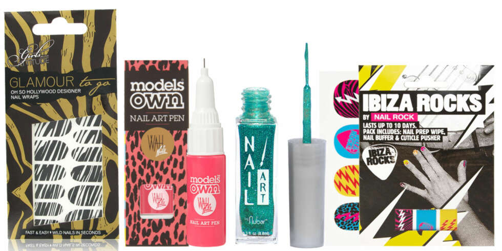 KREATIVE NAGLER: Girls With Attitude Nail Wraps (kr 85), Models Own Nail Art Pen (kr 62), Nubar Nail Art (kr 135), Nail Rock Nail Wraps (kr 70). KREATIVE NAGLER: Girls With Attitude Nail Wraps (kr 85), Models Own Nail Art Pen (kr 62), Nubar Nail Art (kr 135), Nail Rock Nail Wraps (kr 70).