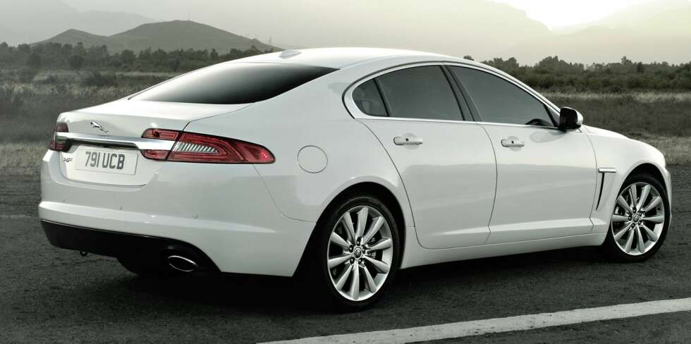 BILLIGERE: Med 27 færre hester blir XF 2,2 diesel 70 000 kroner rimeligere enn versjonen med 190 hk. Foto: Jaguar BILLIGERE: Med 27 færre hester blir XF 2,2 diesel 70 000 kroner rimeligere enn versjonen med 190 hk. Foto: Jaguar