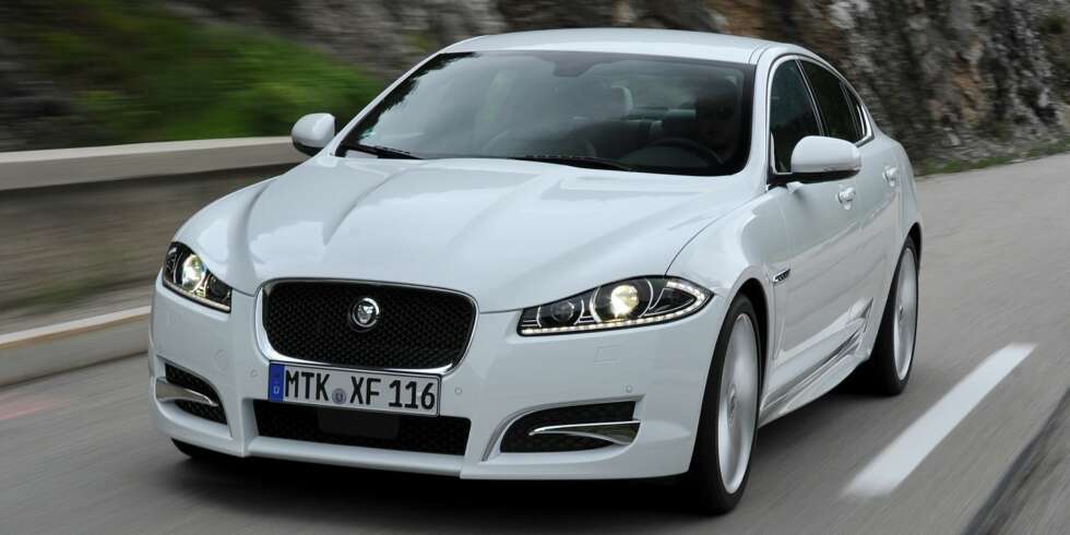 NORGESVENN: Jaguar XF med 2,2 liters motor på 163 hk er det smarte Jaguar-valget sett med norske avgiftsøyne. Foto: Jaguar NORGESVENN: Jaguar XF med 2,2 liters motor på 163 hk er det smarte Jaguar-valget sett med norske avgiftsøyne. Foto: Jaguar