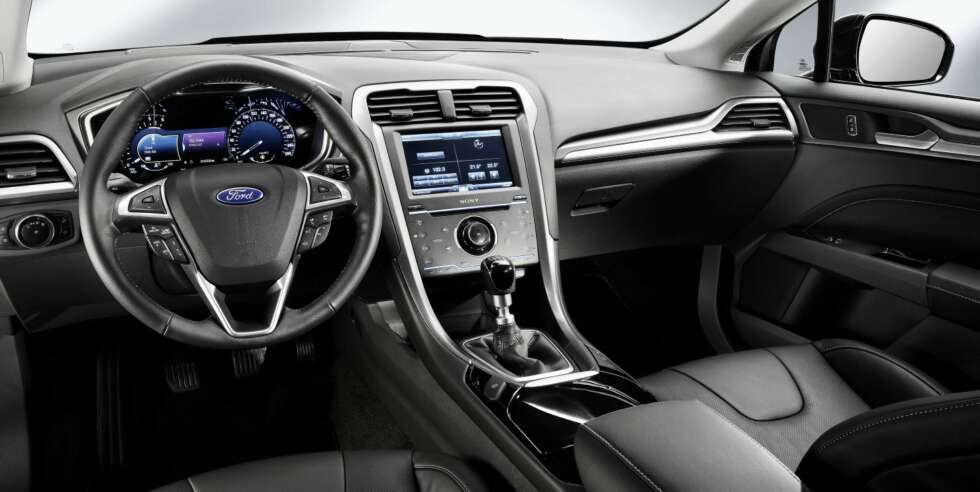 PREMIUM: Ford sier at nye Mondeo skal være en såkalt premiumbil, altså at interiørkvaliteten skal kunne konkurrere med for eksempel Audi, BMW og Mercedes. PREMIUM: Ford sier at nye Mondeo skal være en såkalt premiumbil, altså at interiørkvaliteten skal kunne konkurrere med for eksempel Audi, BMW og Mercedes.