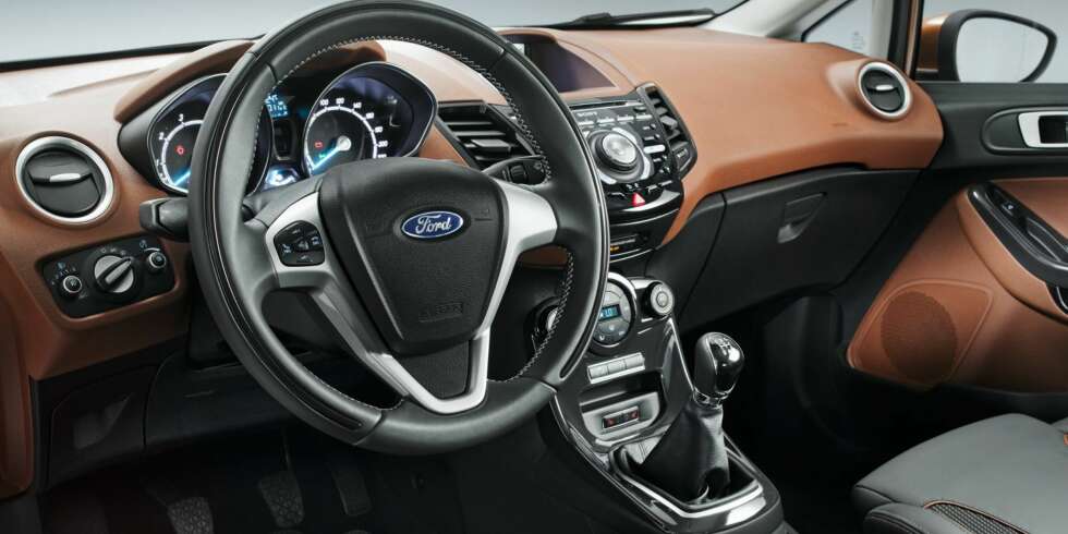 FORELDRESTYRING: Låner du ut bilen til avkommet kan du med MyKey forhåndsinnstille topphastigheten og volumet på anlegget. Foto: Ford FORELDRESTYRING: Låner du ut bilen til avkommet kan du med MyKey forhåndsinnstille topphastigheten og volumet på anlegget. Foto: Ford