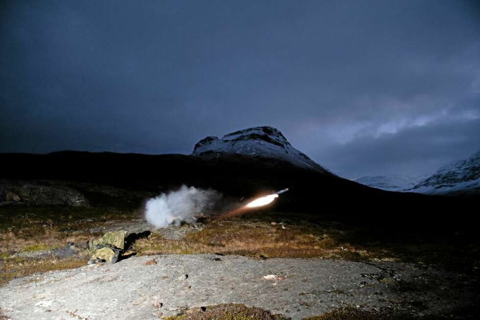 Rakettmotoren tenner først når missilet har kommet på trygg avstand fra skytterne. Etter 15 sekunders ferd treffer den blink på drøyt to kilometer avstand. Rakettmotoren tenner først når missilet har kommet på trygg avstand fra skytterne. Etter 15 sekunders ferd treffer den blink på drøyt to kilometer avstand.