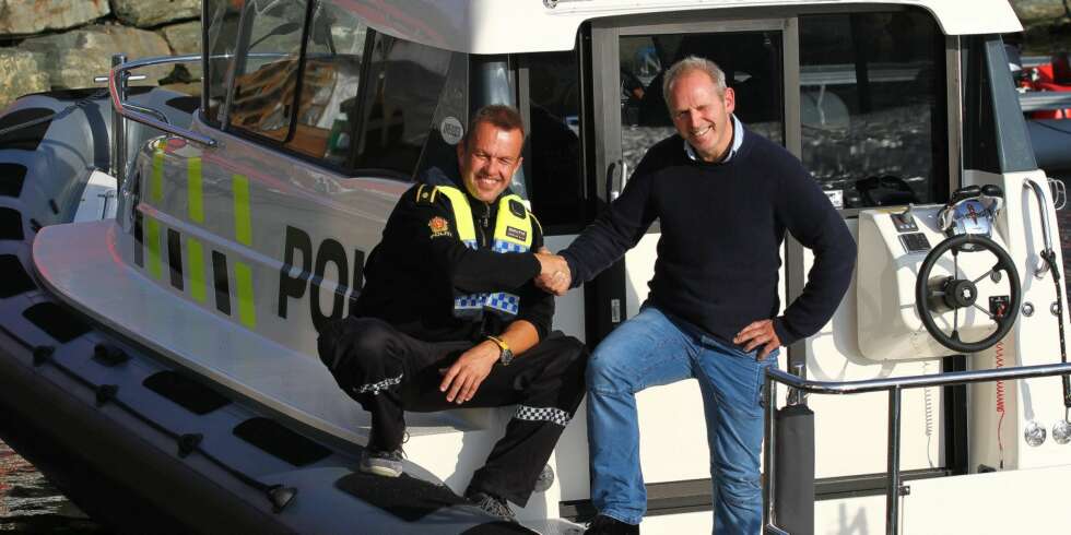 POLITIBÅT: Båten til Telemark politidistrikt, sammen med produktansvarlig for CustomLine hos Askeladden, Tore Svendal og leder for sjøoperative tjenester i Telemark politidistrikt, Terje Sandik. FOTO: Askeladden POLITIBÅT: Båten til Telemark politidistrikt, sammen med produktansvarlig for CustomLine hos Askeladden, Tore Svendal og leder for sjøoperative tjenester i Telemark politidistrikt, Terje Sandik. FOTO: Askeladden