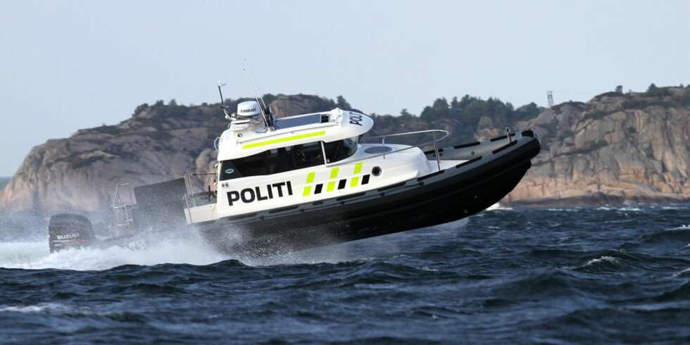 50 KNOP : Commuter 10 RIB har to Suzuki utenbordsmotorer på 300 HK hver og er god for en toppfart opp mot 50 knop. FOTO: Askeladden 50 KNOP : Commuter 10 RIB har to Suzuki utenbordsmotorer på 300 HK hver og er god for en toppfart opp mot 50 knop. FOTO: Askeladden