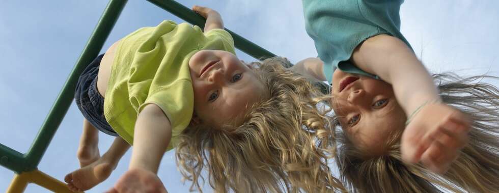 Å leke med venner er noe alle barn gleder seg til, og det er en viktig motivasjonsfaktor på skolen. Foto: Colourbox.no Å leke med venner er noe alle barn gleder seg til, og det er en viktig motivasjonsfaktor på skolen. Foto: Colourbox.no