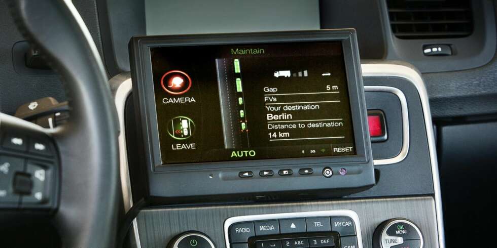 KOMMUNIKASJONSSENTRAL: Via et display knytter du deg til, og hekter deg fra, biltogene. FOTO: Volvo KOMMUNIKASJONSSENTRAL: Via et display knytter du deg til, og hekter deg fra, biltogene. FOTO: Volvo