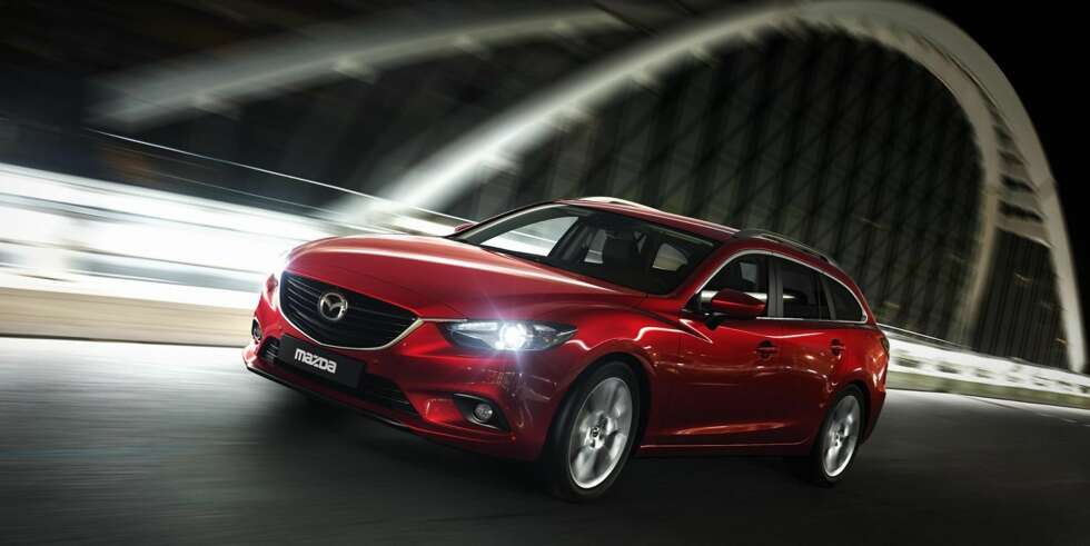 ENDELIG FART?: Mazda viser tredje generasjon av sin mellomklassemodell 6 på Paris-utstillingen. ENDELIG FART?: Mazda viser tredje generasjon av sin mellomklassemodell 6 på Paris-utstillingen.