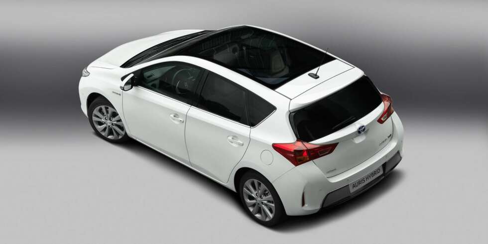NY AURIS: Toyotas kompaktbil Auris vises også i ny drakt for første gang siden den endret navn fra Corolla. NY AURIS: Toyotas kompaktbil Auris vises også i ny drakt for første gang siden den endret navn fra Corolla.