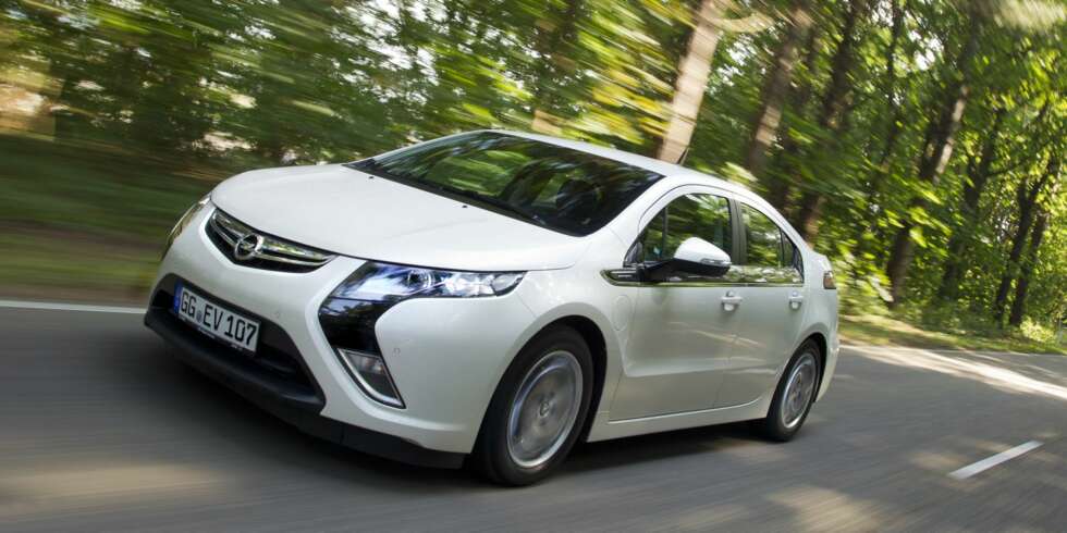 VENTETID: Det har ikke hjulpet for Opel at hybriden Ampera har blitt flere måneder forsinket. I USA brukte GM 10 000 dollar pr. Ampera (Volt) i økonomiske insentiver i august, for å få kunder til å prøve den, og forhåpentligvis ""bli PR-folk for Chevrolet"". FOTO: Opel VENTETID: Det har ikke hjulpet for Opel at hybriden Ampera har blitt flere måneder forsinket. I USA brukte GM 10 000 dollar pr. Ampera (Volt) i økonomiske insentiver i august, for å få kunder til å prøve den, og forhåpentligvis ""bli PR-folk for Chevrolet"". FOTO: Opel