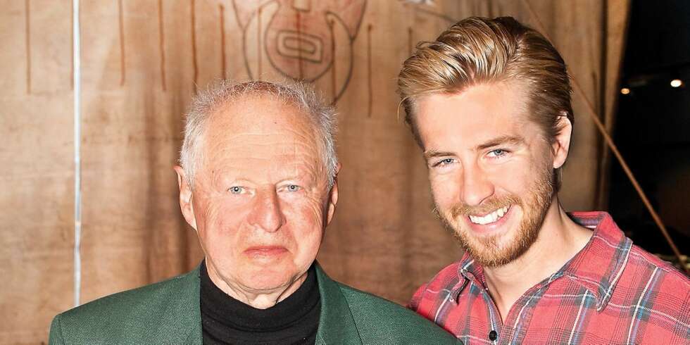 SPILLER HANS FAR: Pål Sverre Valheim Hagen spiller faren til Thor Heyerdahl jr. (t.v.) i «Kon-Tiki». Pål Sverre ligner påfallende på min far, sier han. SPILLER HANS FAR: Pål Sverre Valheim Hagen spiller faren til Thor Heyerdahl jr. (t.v.) i «Kon-Tiki». Pål Sverre ligner påfallende på min far, sier han.