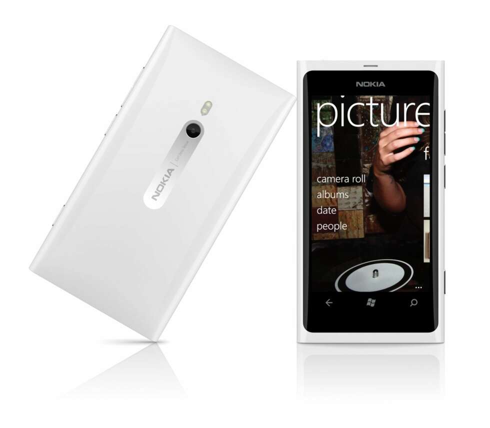 LEKKER: Nokia Lumia 800 ser unektelig stilren og pen ut. Ulempen er at den kjører Windows Phone 7 som snart er utdatert. LEKKER: Nokia Lumia 800 ser unektelig stilren og pen ut. Ulempen er at den kjører Windows Phone 7 som snart er utdatert.