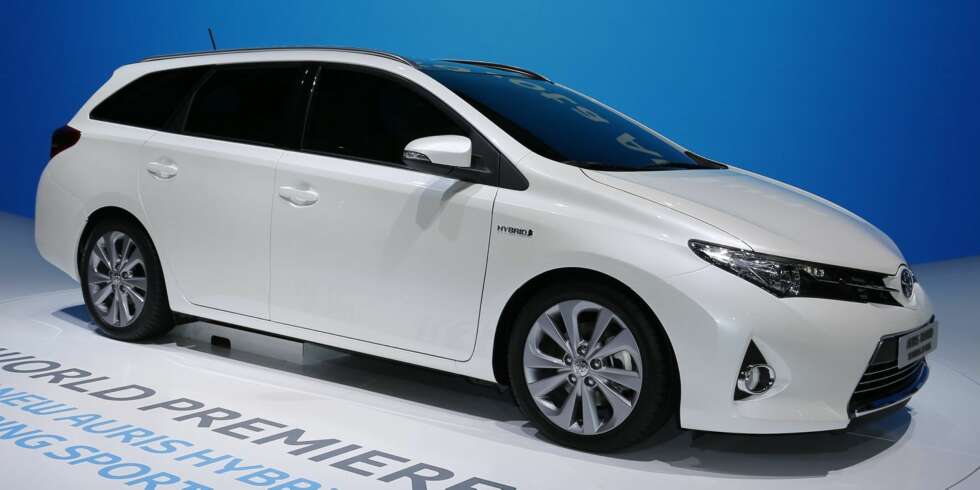 LINJE: Frontruten går over i en utvidet taklinje med takrelinger i aluminium. FOTO: Toyota LINJE: Frontruten går over i en utvidet taklinje med takrelinger i aluminium. FOTO: Toyota