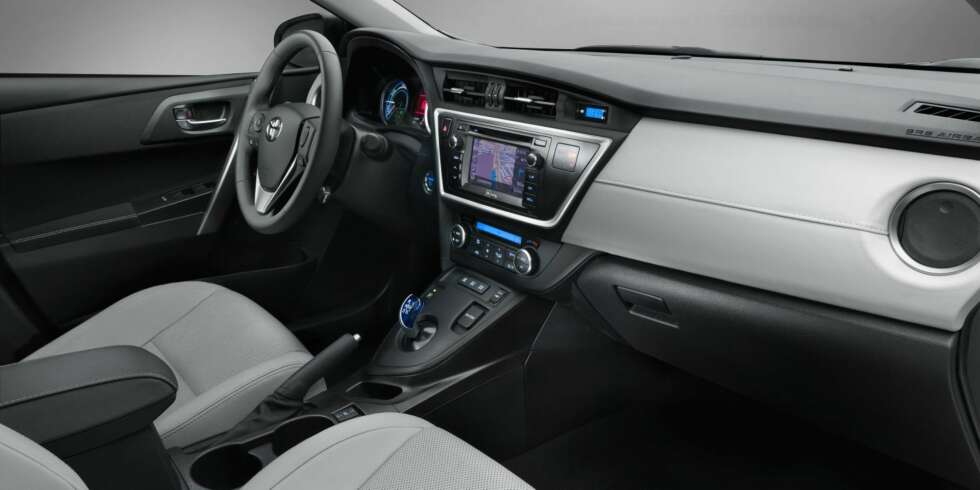 HYBRID: Bildet viser førermiljøet i hybridmodellen. FOTO: Toyota HYBRID: Bildet viser førermiljøet i hybridmodellen. FOTO: Toyota