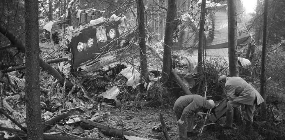 Fokker Fellowship flyet fra Braathens pløyde en lang fure i skogen da det havarerte under innflyging til Fornebu i 1972. Nøyaktig årsak til at flygerne feilbedømte høyden, er ikke fastslått. Fokker Fellowship flyet fra Braathens pløyde en lang fure i skogen da det havarerte under innflyging til Fornebu i 1972. Nøyaktig årsak til at flygerne feilbedømte høyden, er ikke fastslått.