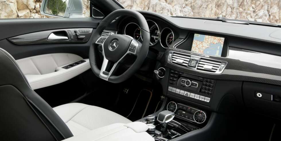 HELT HERLIG: Interiøret i CLS er av ypperste klasse. Aller best liker vi interiøret i AMG-versjonen, med en herlig miks av karbonfiber, børstet aluminium og skinn gir den sportslige og påkostede følelsen. FOTO: Mercedes-Benz HELT HERLIG: Interiøret i CLS er av ypperste klasse. Aller best liker vi interiøret i AMG-versjonen, med en herlig miks av karbonfiber, børstet aluminium og skinn gir den sportslige og påkostede følelsen. FOTO: Mercedes-Benz