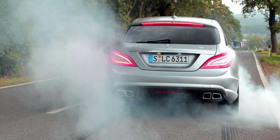 VOLDSOM BIL: I AMG-versjon yter den nye 5,5-liter store biturbo V8-eren 525 hk og 700 Nm. Nok til å rive løs bakhjula på tørr asfalt, og enda litt til. FOTO: Petter Handeland VOLDSOM BIL: I AMG-versjon yter den nye 5,5-liter store biturbo V8-eren 525 hk og 700 Nm. Nok til å rive løs bakhjula på tørr asfalt, og enda litt til. FOTO: Petter Handeland