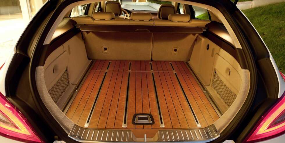 DYR KVADRATMETER: Har du penger nok kan du velge å få lagt amerikansk cherrywood i bagasjerommet. Praktisk, men totalt unødvendig. Pris: 44 000 kroner. FOTO: Mercedes-Benz DYR KVADRATMETER: Har du penger nok kan du velge å få lagt amerikansk cherrywood i bagasjerommet. Praktisk, men totalt unødvendig. Pris: 44 000 kroner. FOTO: Mercedes-Benz