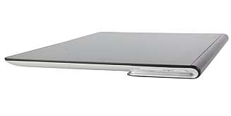 I PROFIL: Bretten på Sony Xperia Tablet S bidrar også til å skjule knappene og inngangen til SD-kortleseren. I PROFIL: Bretten på Sony Xperia Tablet S bidrar også til å skjule knappene og inngangen til SD-kortleseren.