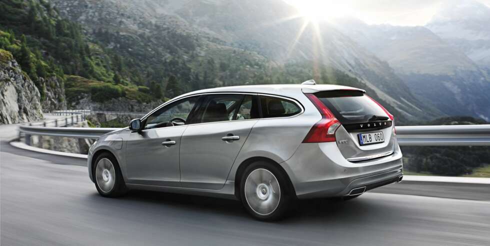 DYR OG DEILIG: Volvo V60 Plug-in Hybrid imponerer, men koster. 65 biler er solgt i Norge så langt. FOTO: Volvo/Magnus Cramer DYR OG DEILIG: Volvo V60 Plug-in Hybrid imponerer, men koster. 65 biler er solgt i Norge så langt. FOTO: Volvo/Magnus Cramer