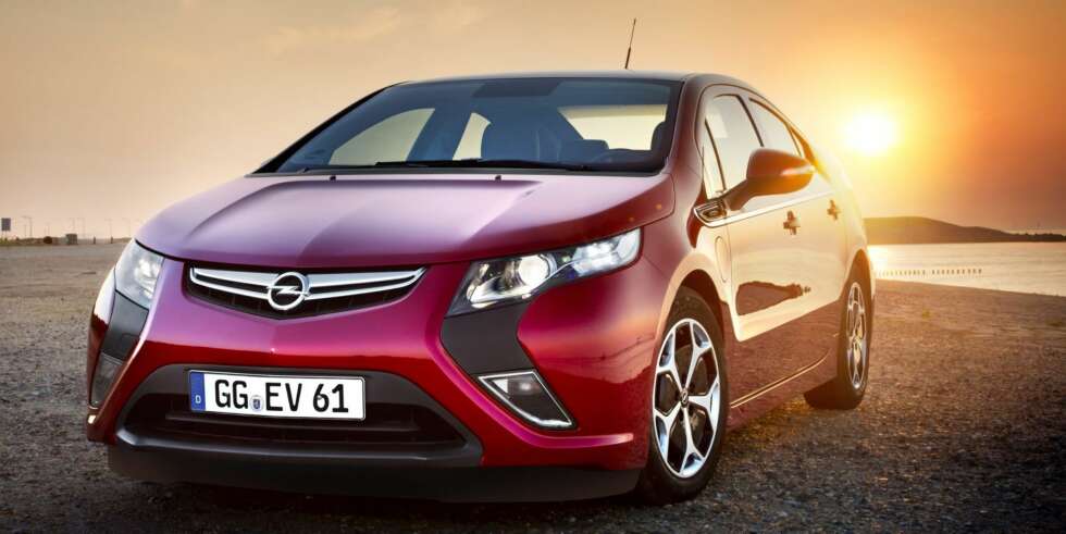 ÅRETS BIL: Og motorjournalistene applauderer. Men i Norge har salget gått tregt, og ventetiden for kundene har vært lang. FOTO: Opel ÅRETS BIL: Og motorjournalistene applauderer. Men i Norge har salget gått tregt, og ventetiden for kundene har vært lang. FOTO: Opel