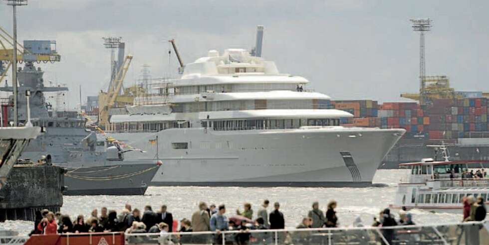 Yachten «Eclipse» som Roman Abramovich betalte 590 mill. dollar for, ruver ved landligge. Yachten «Eclipse» som Roman Abramovich betalte 590 mill. dollar for, ruver ved landligge.