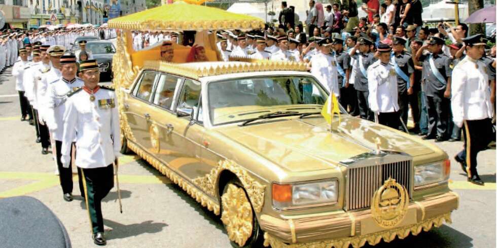 I paraden etter bryllupet i Brunei, ble prinsesse Majededah og hennes ektemann Yag Mullah Pengiran kjørt i denne forgylte Rollsen. I paraden etter bryllupet i Brunei, ble prinsesse Majededah og hennes ektemann Yag Mullah Pengiran kjørt i denne forgylte Rollsen.