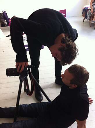 FOTOGRAFEN ER KLAR: Vegard Kleven og fotoassisten Mikael Fakhri sørger for at utstyret er klart til dyst. FOTOGRAFEN ER KLAR: Vegard Kleven og fotoassisten Mikael Fakhri sørger for at utstyret er klart til dyst.