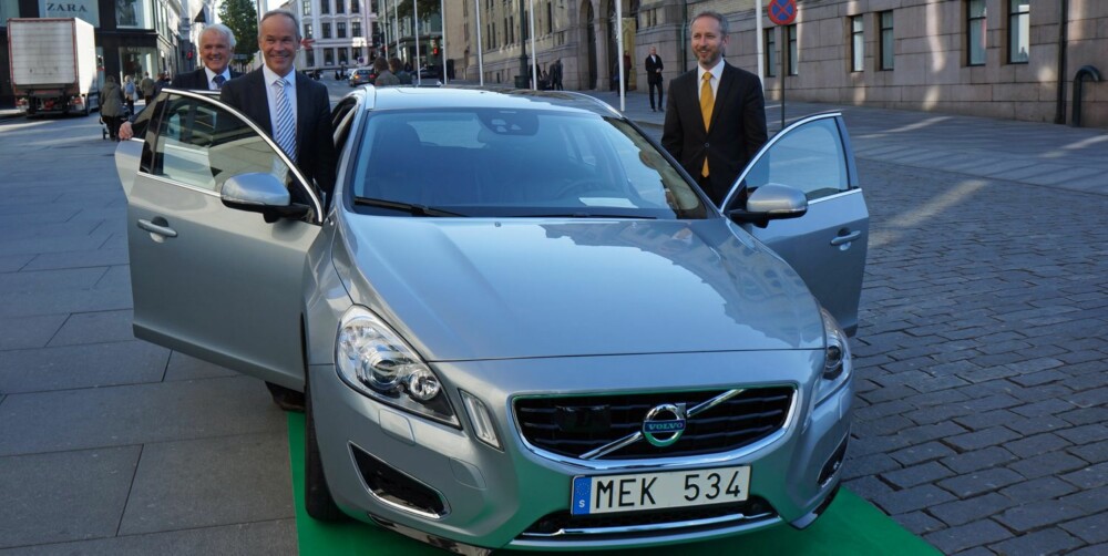 FORNØYDE: Miljøvernminister Bård Vegard Solhjell, Høyres Jan Tore Sanner og Volvo-sjeg Øystein Herland (bak) smilte fornøyd før prøveturen med en V60 Plug-in Hybrid. Og, ja - de hadde dispensasjon til å kjøre en bil på svenske skilter. FOTO: Geir Svardal FORNØYDE: Miljøvernminister Bård Vegard Solhjell, Høyres Jan Tore Sanner og Volvo-sjeg Øystein Herland (bak) smilte fornøyd før prøveturen med en V60 Plug-in Hybrid. Og, ja - de hadde dispensasjon til å kjøre en bil på svenske skilter. FOTO: Geir Svardal