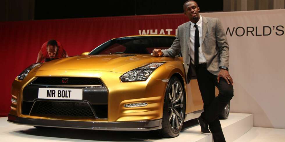 DRISTIGERE: Det er blitt noe vanligere med dristigere farger. Her poserer med Usain Bolt med en gullfarget Nissan GT-R som skal auksjoneres bort til veldedig formål. FOTO: Nissan DRISTIGERE: Det er blitt noe vanligere med dristigere farger. Her poserer med Usain Bolt med en gullfarget Nissan GT-R som skal auksjoneres bort til veldedig formål. FOTO: Nissan