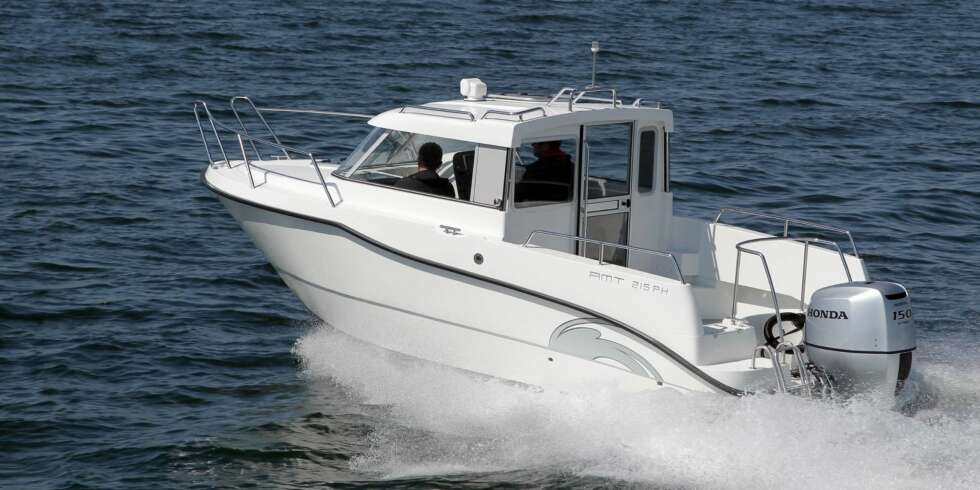 PASSER ALT: Den er super til transportetapper i all slags vær og med et velkjørende skrog kan man cruise rimelig komfortabelt. FOTO: AMT PASSER ALT: Den er super til transportetapper i all slags vær og med et velkjørende skrog kan man cruise rimelig komfortabelt. FOTO: AMT