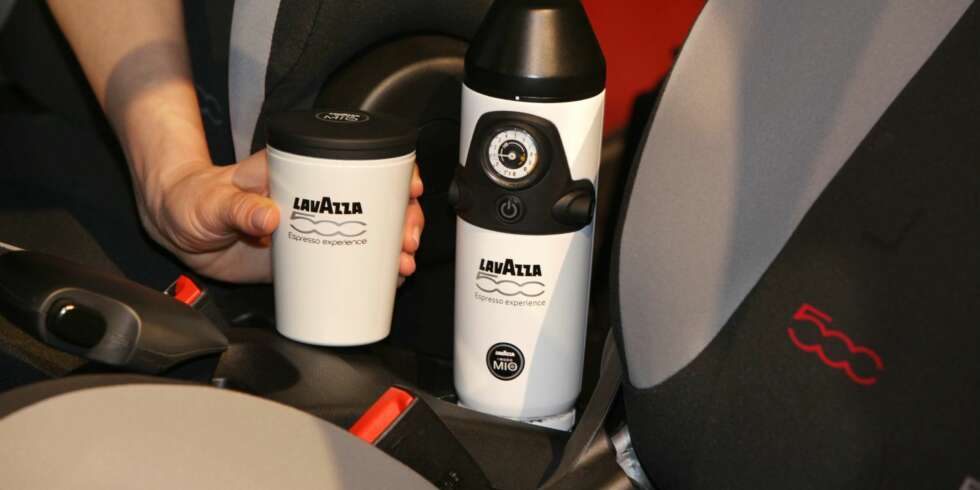 KAFFE EXPRESS: Fiat 500L er utstyrt med en egen espressomaskin som fungerer som en espressokanne. ALLE FOTO: Fiat KAFFE EXPRESS: Fiat 500L er utstyrt med en egen espressomaskin som fungerer som en espressokanne. ALLE FOTO: Fiat