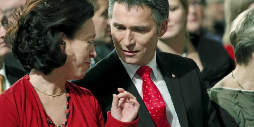 Statsminister Jens Stoltenberg har kommet til at også voksne mennesker skal få flørte. Her sammen med sin kone Ingrid Schulerud under fjorårets Nobelprisutdeling. Statsminister Jens Stoltenberg har kommet til at også voksne mennesker skal få flørte. Her sammen med sin kone Ingrid Schulerud under fjorårets Nobelprisutdeling.