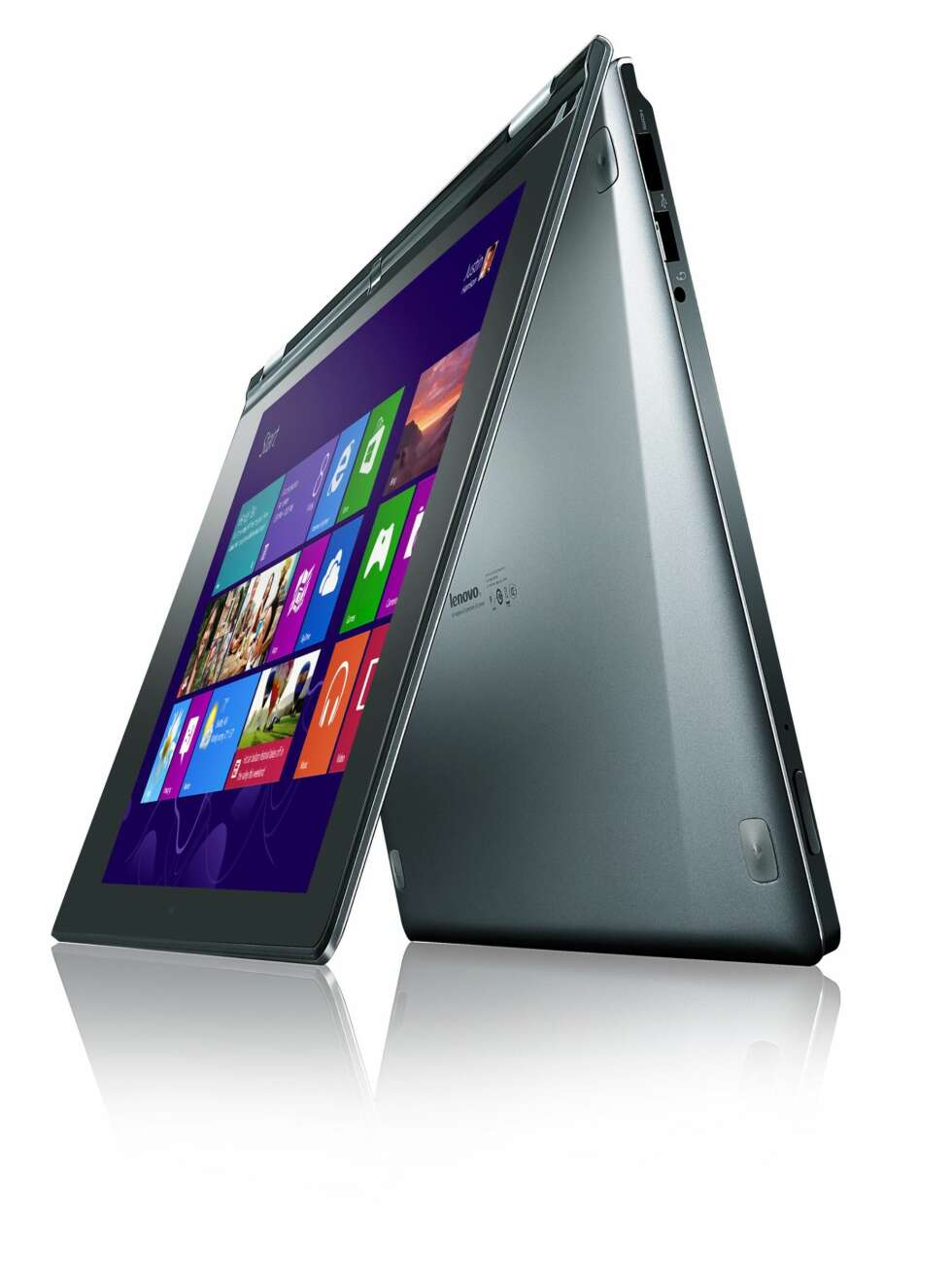 Lenovo IdeaPad Yoga 13: Denne PC-en har en 13.3 tommers skjerm og du kan vri hengsene helt rundt og bruke den slik du ser på bildet. Lenovo IdeaPad Yoga 13: Denne PC-en har en 13.3 tommers skjerm og du kan vri hengsene helt rundt og bruke den slik du ser på bildet.