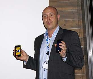 NOKIA: Henrik Fagernes fra Nokia var til stede på lanseringen for å vise fram Lumia 920 og 820. NOKIA: Henrik Fagernes fra Nokia var til stede på lanseringen for å vise fram Lumia 920 og 820.