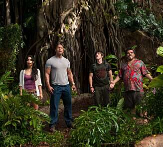 SPENNING: Vanessa Hudgens, Dwayne Johnson, Josh Hutcherson og Luis Guzman byr på spenning i «Journey 2 - The Mysterious Island». SPENNING: Vanessa Hudgens, Dwayne Johnson, Josh Hutcherson og Luis Guzman byr på spenning i «Journey 2 - The Mysterious Island».