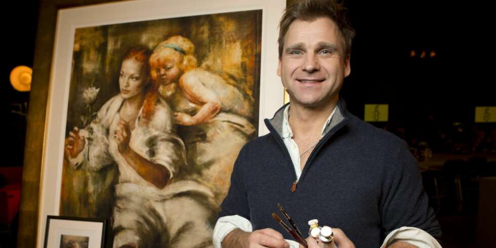 SIGNERTE NY KONTRAKT: Vebjørn Sand røper at han betaler en kvart million kroner hver måned for å leie lokalene til Galleri Sand i New York. Her fra TV-aksjonen fra forrige uke. SIGNERTE NY KONTRAKT: Vebjørn Sand røper at han betaler en kvart million kroner hver måned for å leie lokalene til Galleri Sand i New York. Her fra TV-aksjonen fra forrige uke.