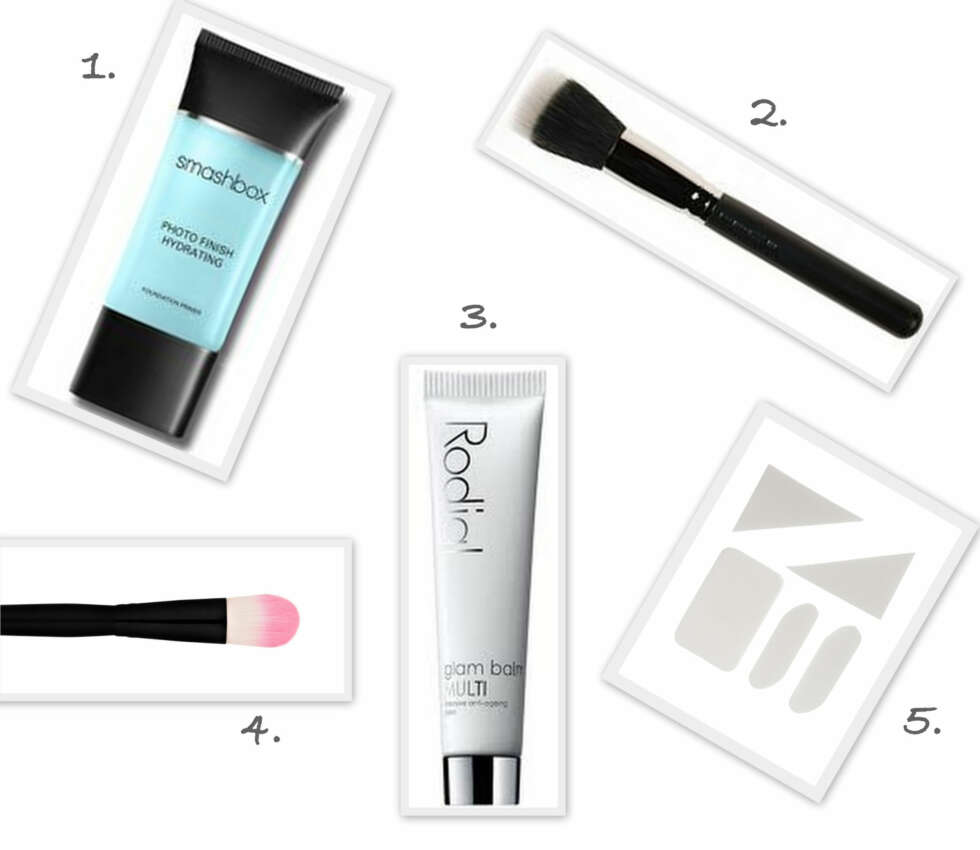 HJELPENDE HÅND: 1. Photo Finish Hydrating Primer fra Smashbox (kr 420), 2. Stippling kost #187 fra MAC (kr 395), 3. Glam Balm Multi Anti-aging balm (kr 520), 4. Foundation Brush fra MSCHIC/ Nelly.com (kr 219), 5. Make Up Sponge Mix fra Depend (kr 25). HJELPENDE HÅND: 1. Photo Finish Hydrating Primer fra Smashbox (kr 420), 2. Stippling kost #187 fra MAC (kr 395), 3. Glam Balm Multi Anti-aging balm (kr 520), 4. Foundation Brush fra MSCHIC/ Nelly.com (kr 219), 5. Make Up Sponge Mix fra Depend (kr 25).