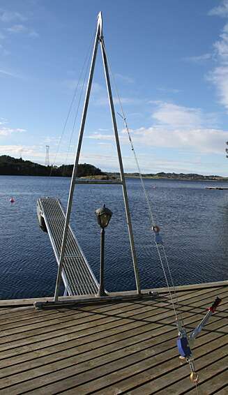 BOM: Løfteren består av en fire meter høy momentbom bygget i galvanisert stål. FOTO: Produsent BOM: Løfteren består av en fire meter høy momentbom bygget i galvanisert stål. FOTO: Produsent