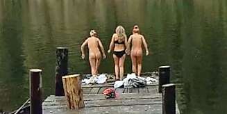 HOPPET I DET: Bilder fra et uskyldig bad i sommervarmen ligger nå blant hardpornobilder på nettstedet. HOPPET I DET: Bilder fra et uskyldig bad i sommervarmen ligger nå blant hardpornobilder på nettstedet.