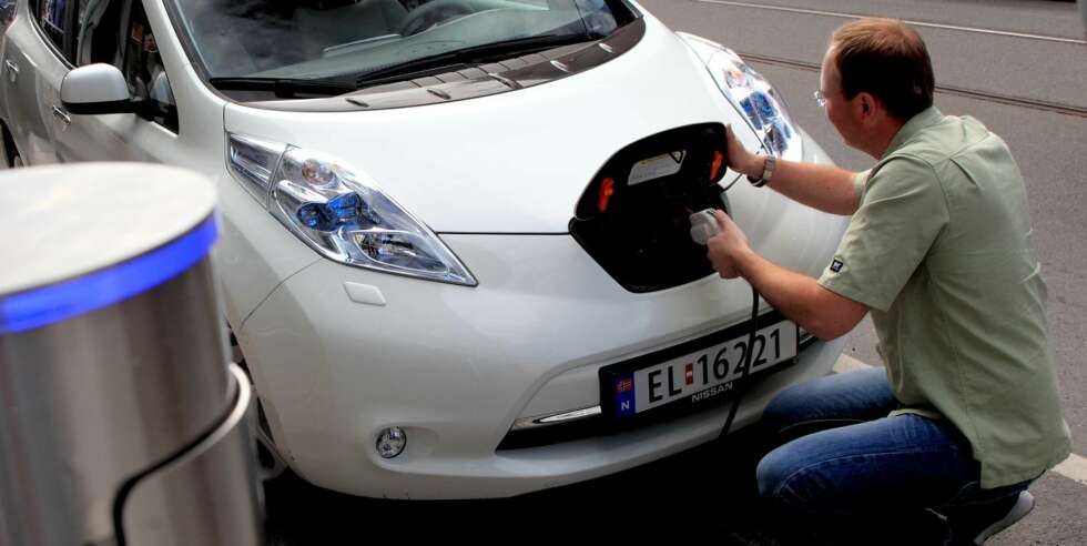 KNOTETE: Redaksjonens egen ""testkanin"" Terje Haugen synes det er knotete med ledningen, men kunne gjerne eid en Nissan Leaf. FOTO: Egil Nordlien, HM Foto KNOTETE: Redaksjonens egen ""testkanin"" Terje Haugen synes det er knotete med ledningen, men kunne gjerne eid en Nissan Leaf. FOTO: Egil Nordlien, HM Foto