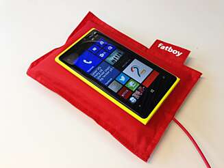 TRÅDLØS LADING: Med Nokia Lumia 920 kan du lade mobilen trådløst om du legger den på en ladeplate. Her bruker en fancy variant fra Fatboy. TRÅDLØS LADING: Med Nokia Lumia 920 kan du lade mobilen trådløst om du legger den på en ladeplate. Her bruker en fancy variant fra Fatboy.