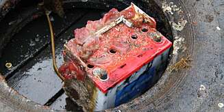 BATTERI: Aksjonen ønkser å gjøre folk klar over hva som faktisk dumpes i havnebasseng i hele Norge. FOTO: Tor Andre Johannessen BATTERI: Aksjonen ønkser å gjøre folk klar over hva som faktisk dumpes i havnebasseng i hele Norge. FOTO: Tor Andre Johannessen