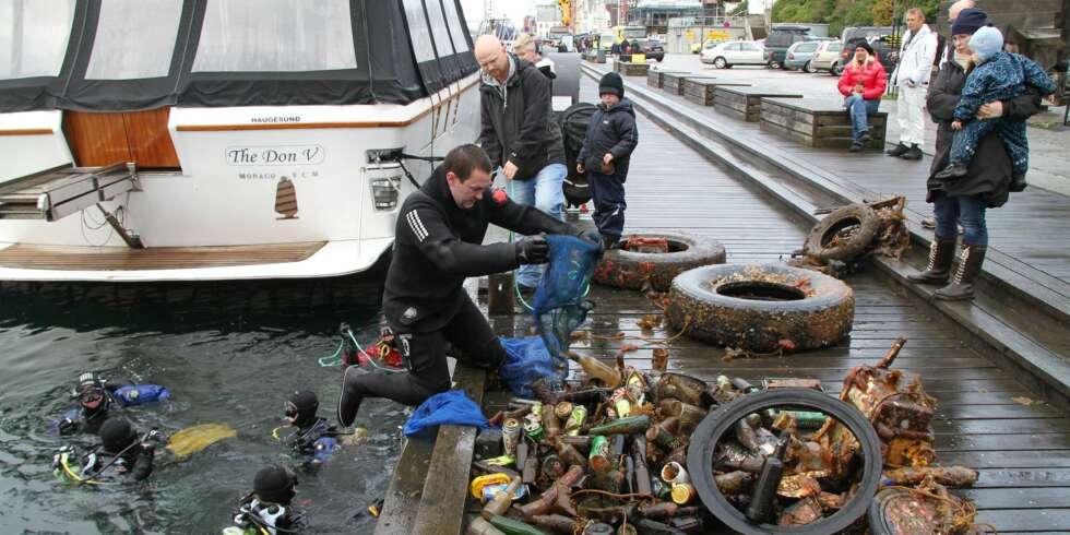 RYDDIG: Nylig ble undervannsdugnaden arrangert med hele 40 dykkere, Karmsund havnevesen og brannvesenet til stede. FOTO: Tor Andre Johannessen RYDDIG: Nylig ble undervannsdugnaden arrangert med hele 40 dykkere, Karmsund havnevesen og brannvesenet til stede. FOTO: Tor Andre Johannessen