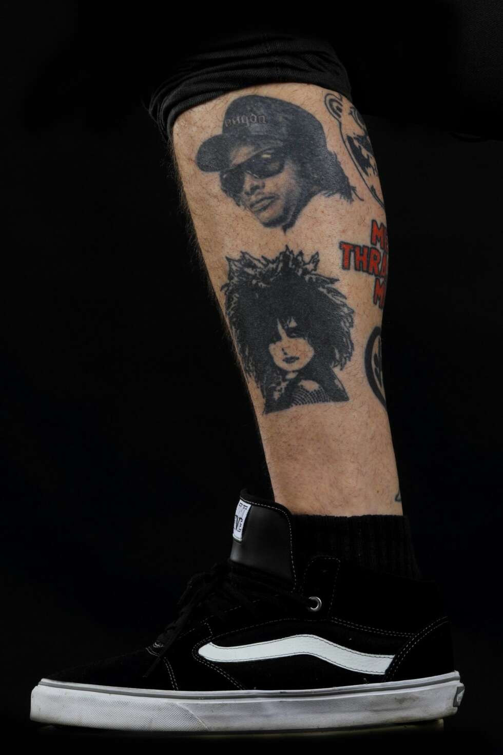 Helteleggen: - Denne leggen er på en måte en hyllest til ulike musikere og den musikalske bakgrunnen som jeg kommer fra. Her har vi Eazy-E, Siouxsie (fra Siouxsie and the Ban-shees), Jokke (Joachim Nielsen), Ronnie James Dio, D.R.I. og Anthrax. Disse er gjort av Lucky L fra Bodø. Nå har han åpnet studio rett ved der jeg bor, så planen er å gjøre leggen ferdig der. Helteleggen: - Denne leggen er på en måte en hyllest til ulike musikere og den musikalske bakgrunnen som jeg kommer fra. Her har vi Eazy-E, Siouxsie (fra Siouxsie and the Ban-shees), Jokke (Joachim Nielsen), Ronnie James Dio, D.R.I. og Anthrax. Disse er gjort av Lucky L fra Bodø. Nå har han åpnet studio rett ved der jeg bor, så planen er å gjøre leggen ferdig der.