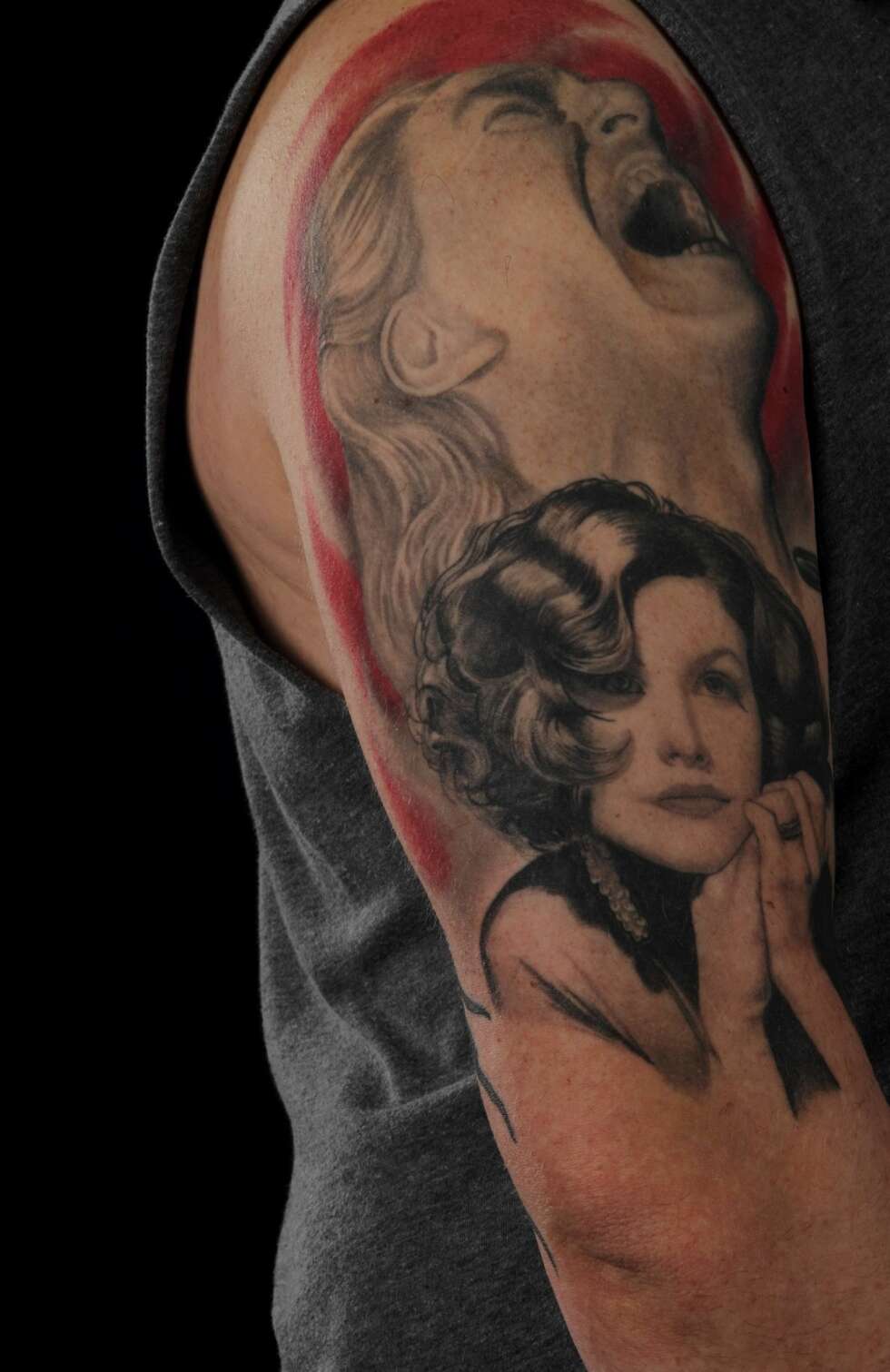 Twin Peaks: - Dette er Audrey Horne og Killer Bob fra «Twin Peaks», og de er laget av Dougie Mittz, som holder til i Los Angeles. Jeg har jo likt «Twin Peaks» siden jeg var en liten kid, og samtidig kommer jeg fra Ørnes, som er ei lita bygd med klare likhetstegn til Twin Peaks - en fin fasade skjuler galskapen som foregår bak lukkede dører. I så måte representerer disse to det som er «Beauty and the Beast» med bygde-Norge. Twin Peaks: - Dette er Audrey Horne og Killer Bob fra «Twin Peaks», og de er laget av Dougie Mittz, som holder til i Los Angeles. Jeg har jo likt «Twin Peaks» siden jeg var en liten kid, og samtidig kommer jeg fra Ørnes, som er ei lita bygd med klare likhetstegn til Twin Peaks - en fin fasade skjuler galskapen som foregår bak lukkede dører. I så måte representerer disse to det som er «Beauty and the Beast» med bygde-Norge.