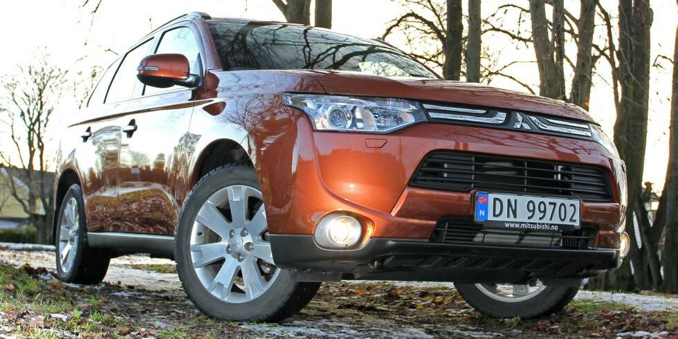 MER MILJØVENNLIG: Den nye Mitsubishi Outlander kommer neste år som plug in-hybrid med meget lavt oppgitt forbruk. Outlander er én av sju nominerte SUV-er i Årets bil-kåringen. FOTO: Petter Handeland MER MILJØVENNLIG: Den nye Mitsubishi Outlander kommer neste år som plug in-hybrid med meget lavt oppgitt forbruk. Outlander er én av sju nominerte SUV-er i Årets bil-kåringen. FOTO: Petter Handeland