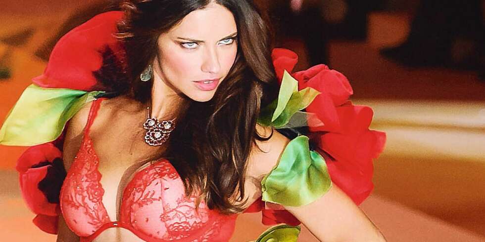 NYBAKT MOR: Adriana Lima strålte under Victoria's Secrets motevisning sist uke. NYBAKT MOR: Adriana Lima strålte under Victoria's Secrets motevisning sist uke.