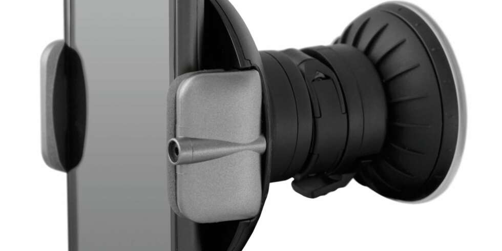 HAR ALT: Dension Car Dock for Smartphone har både mikrofon, FM-sender og lader. Dermed kan den fungere både som handsfree og musikkspiller. HAR ALT: Dension Car Dock for Smartphone har både mikrofon, FM-sender og lader. Dermed kan den fungere både som handsfree og musikkspiller.