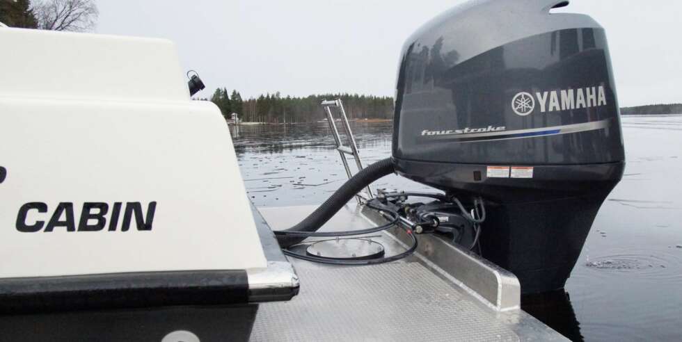 MULTI: Forlengelsen av skroget som fungerer som motorfeste og som en stor bade- og arbeidsplattform. FOTO: Fiskars MULTI: Forlengelsen av skroget som fungerer som motorfeste og som en stor bade- og arbeidsplattform. FOTO: Fiskars